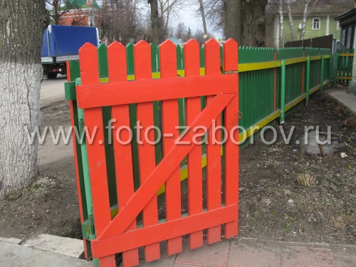 Красочный деревянный штакетник установлен на