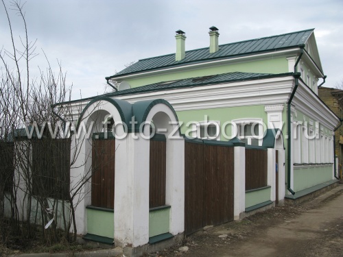 Цветовая окраска забора в едином стиле с окраской