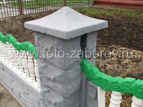Панели бетонного забора вставляются в пазы