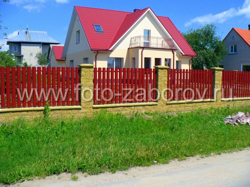 Каркас забора (столбы, цоколь) выстроен из