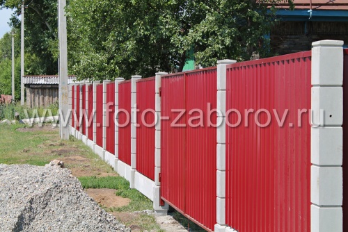 Фасадная сторона забора с установкой на столбы из