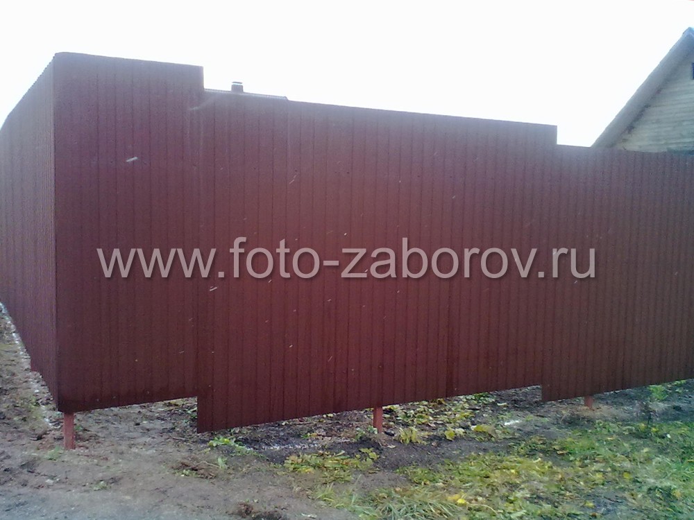 Фото Забор из профнастила, смонтированный на металлические столбы, вбитые в