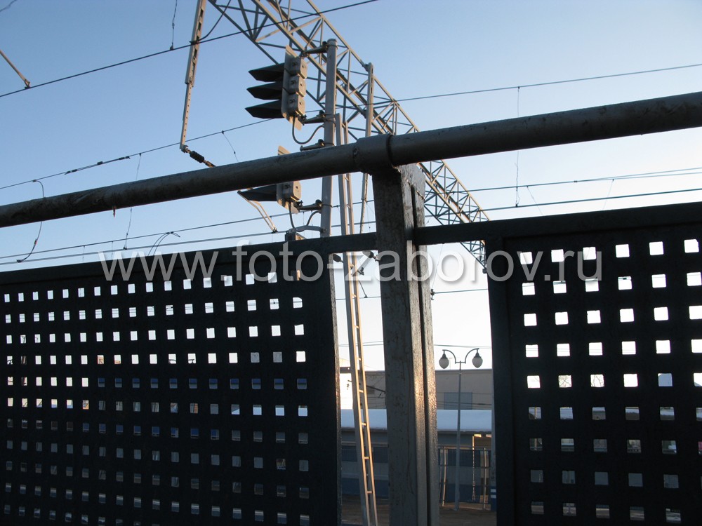 Фото Прочное металлическое ограждение железнодорожной платформы из перфорированного стального
