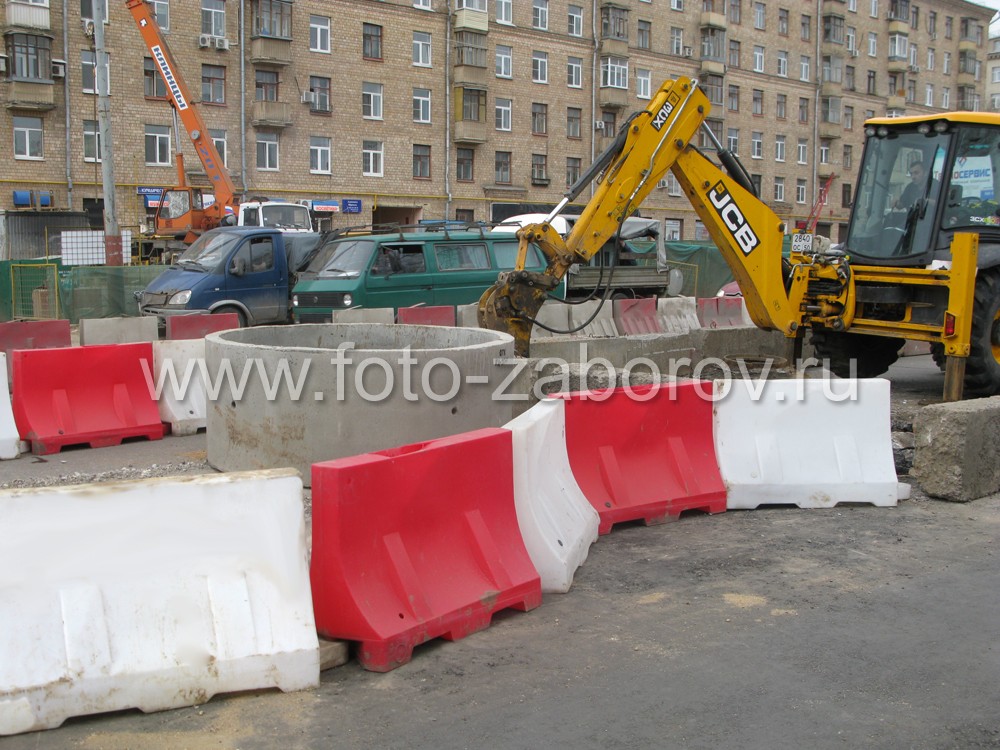 Фото Водоналивные пластиковые ограждения при строительстве станции метро Бутырская в
