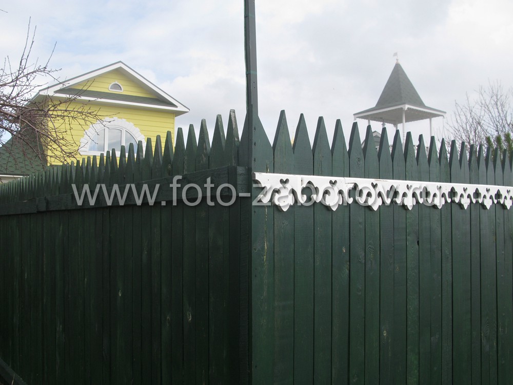 Фото Деревянный забор с резным декором как часть единого архитектурного ансамбля гостиницы