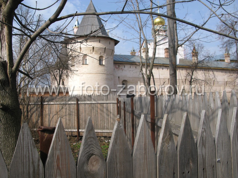 Фото Деревянный забор в посаде у крепостных стен древнего Ростова Великого - историческая