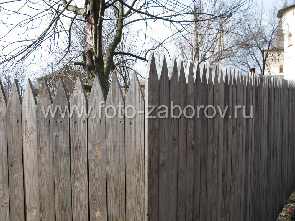Фото Деревянный забор в посаде у крепостных стен древнего Ростова Великого - историческая