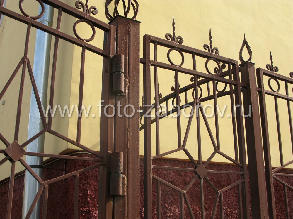 Фото Уникальный в своем роде комбинированный забор: металлические пролеты, имеющие бетонный
