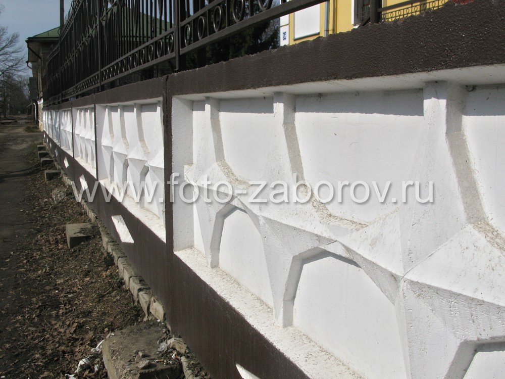 Фото Уникальный в своем роде комбинированный забор: металлические пролеты, имеющие бетонный