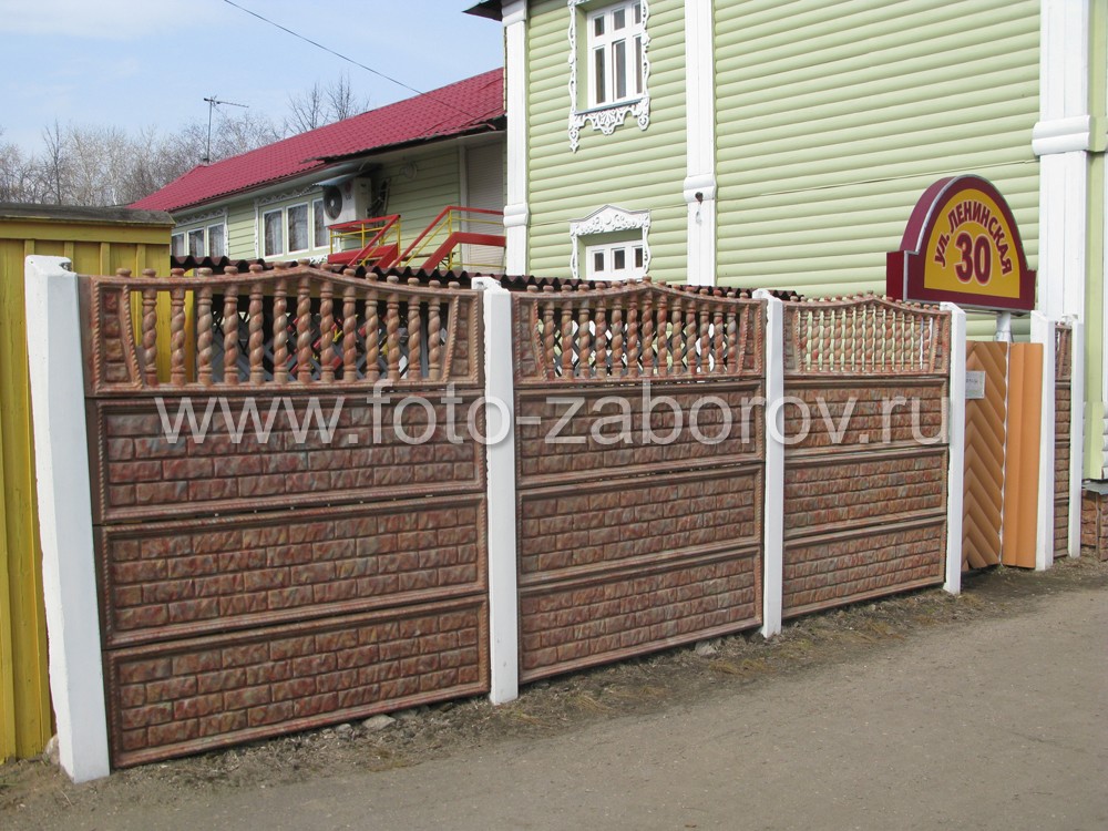 Фото Забор из колёрованного бетона, ворота и калитки - деревянная облицовка 
блок-хаусом под