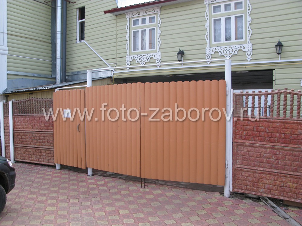 Фото Забор из колёрованного бетона, ворота и калитки - деревянная облицовка 
блок-хаусом под