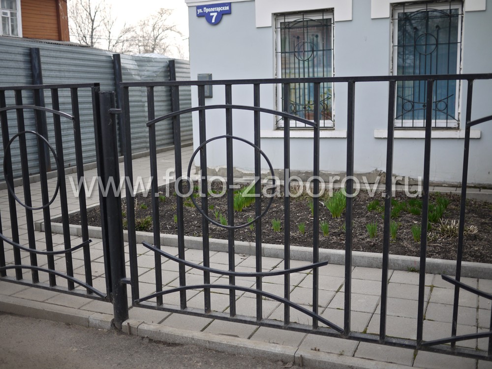 Фото Красивая ограда административного здания из металлического