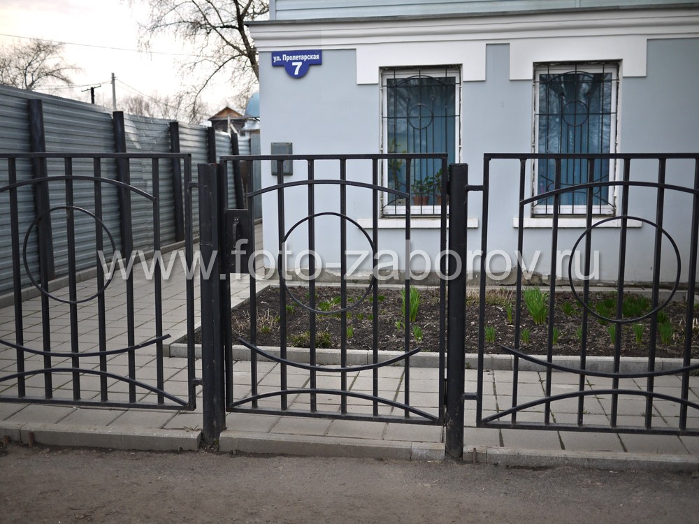 Фото Красивая ограда административного здания из металлического
