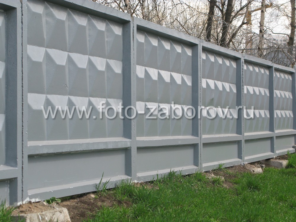 Фото Классический бетонный забор промышленного предприятия. Панели установлены в бетонные