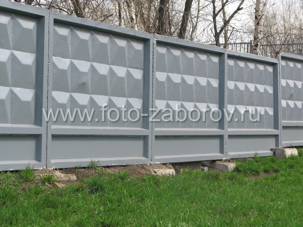 Фото Классический бетонный забор промышленного предприятия. Панели установлены в бетонные