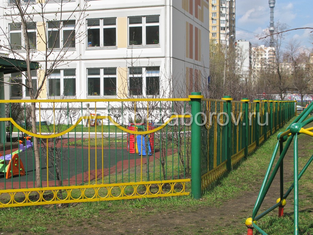 Фото Металлический забор муниципального детсада - яркое ограждение детской