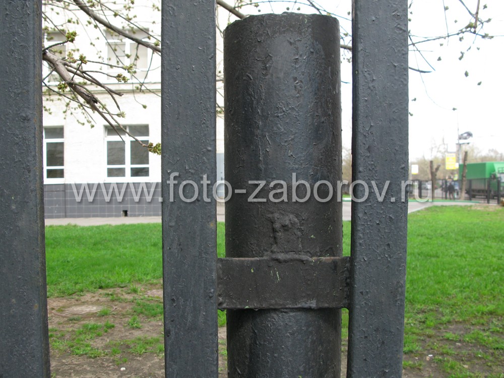 Фото Строгий и простой металлический забор ограждает территорию высшего учебного