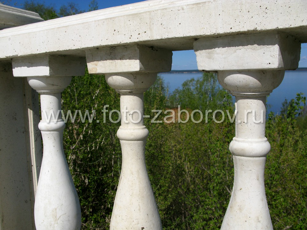 Фото Белоснежные бетонные балясины как часть архитектурного решения с элементами национального