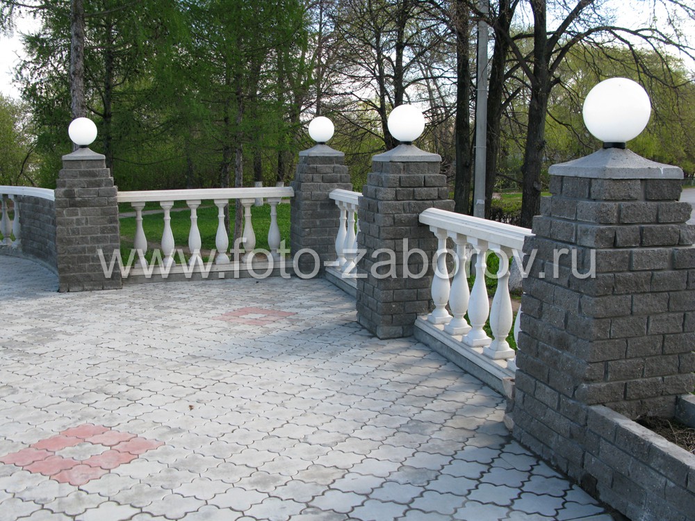 Фото Белоснежные бетонные балясины как часть архитектурного решения с элементами национального