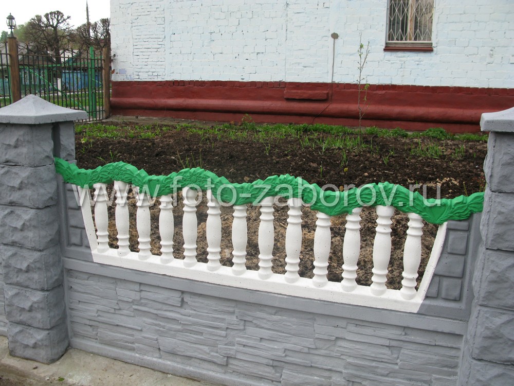 Модульное бетонное ограждение газонов, состоящее из декорированных панелей двух