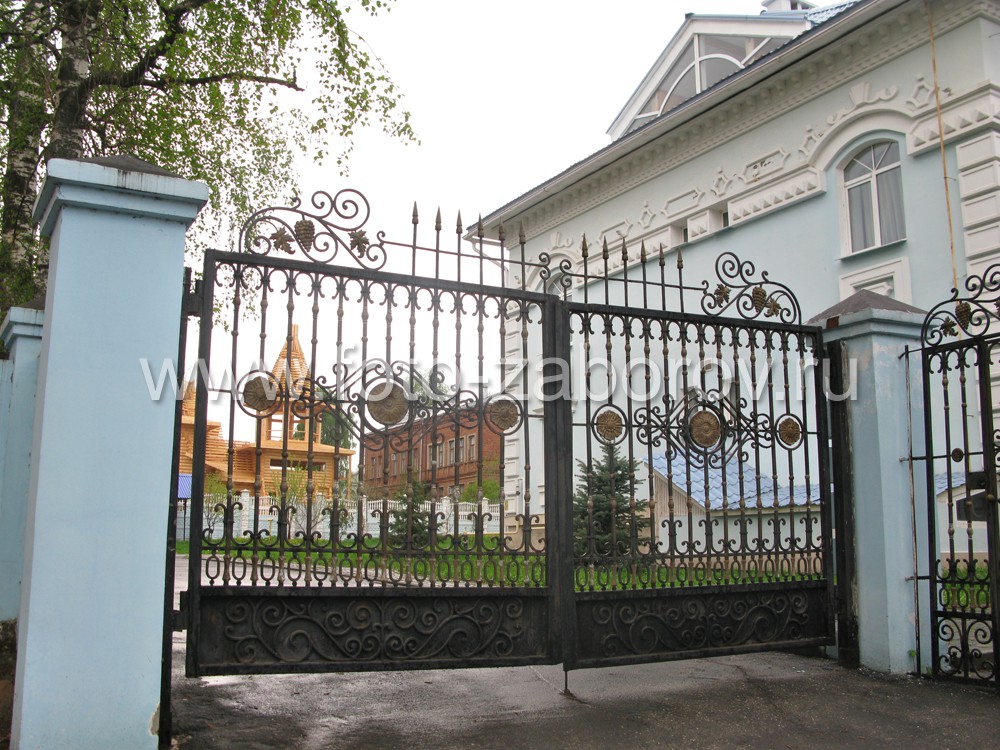 Фото Кованая чугунная ограда с литыми декоративными элементами. Резиденция управляющего епархии