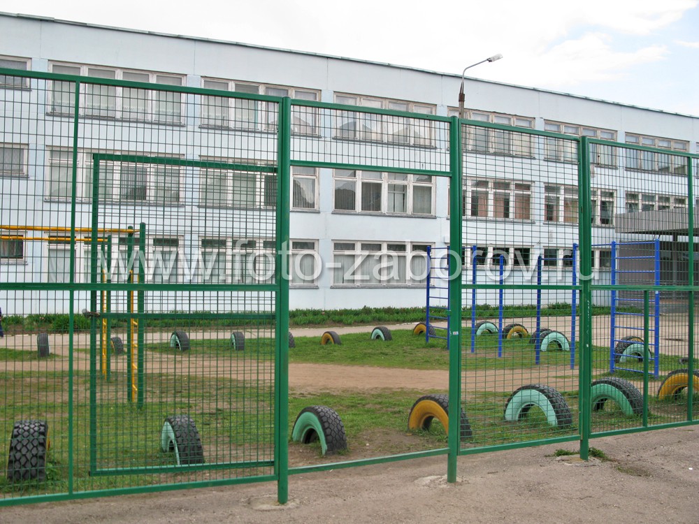 Фото Ограждение школьной спортплощадки, собранное на базе модулей из сварной
