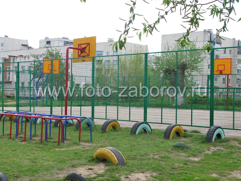Фото Ограждение школьной спортплощадки, собранное на базе модулей из сварной