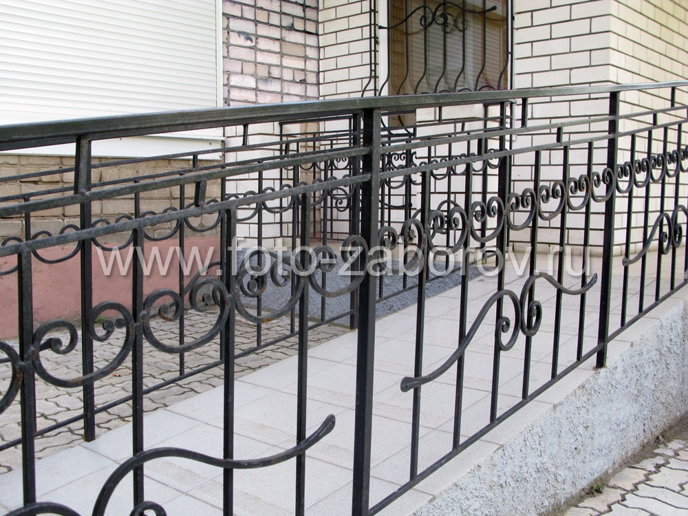 Фото Металлическая ограда подъезда магазина с элементами, изготовленными методом холодной