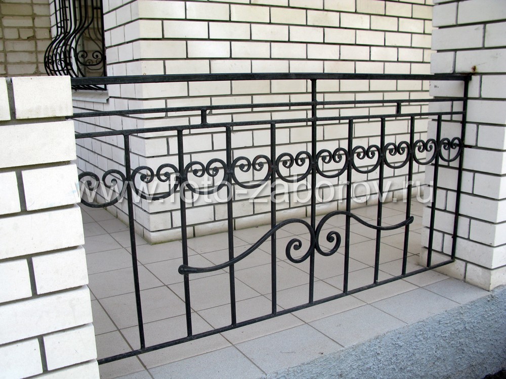 Фото Металлическая ограда подъезда магазина с элементами, изготовленными методом холодной