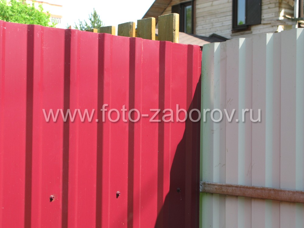 Фото Классический забор из профлиста (цвет - рубин красный) с установкой на столбы без фундамента