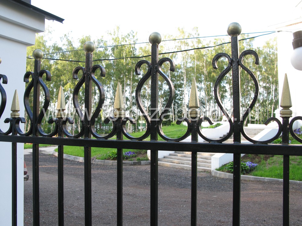 Фото Красивая церковная ограда с выразительной надвратной ротондой. Обилие кованых элементов.
