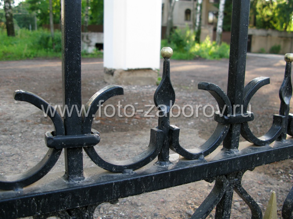Фото Красивая церковная ограда с выразительной надвратной ротондой. Обилие кованых элементов.