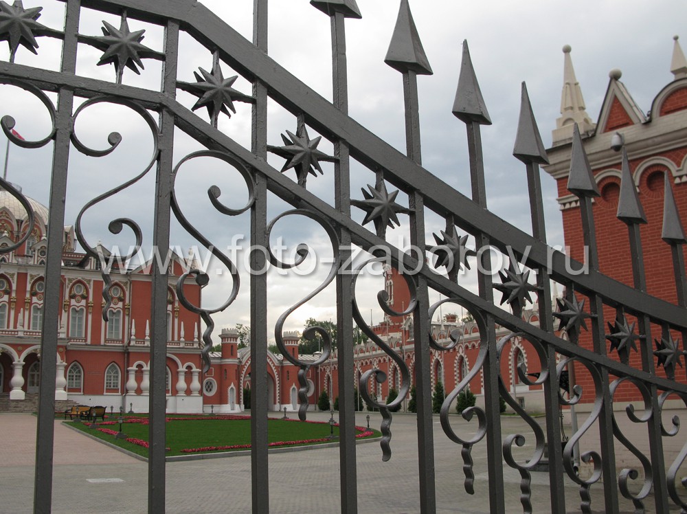 Фото Кованая ограда, достойная Его Императорскаго Величества. Восьмиконечные звезды, пики, эволюты.