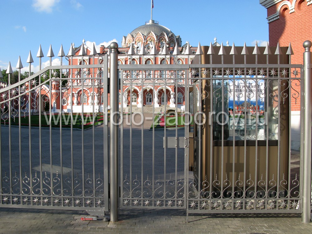 Фото Кованая ограда, достойная Его Императорскаго Величества. Восьмиконечные звезды, пики, эволюты.