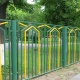 Чтобы оживить внешний вид металлического забора вокруг территории школы, достаточно покрасить забор в яркие цвета.