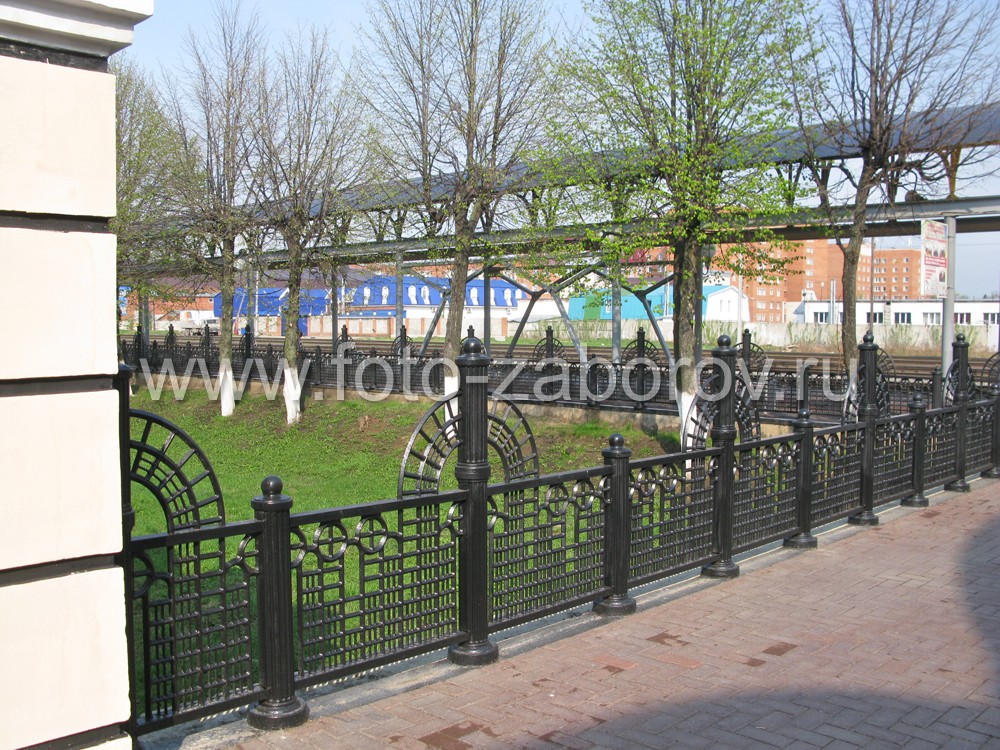 Фото Ограда пассажирских платформ железнодорожного вокзала, смонтированная из литых чугунных