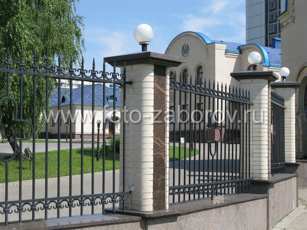 Фото Ковано-литая ограда храма Живоначальной Троицы на Борисовских прудах в Москве - безупречная