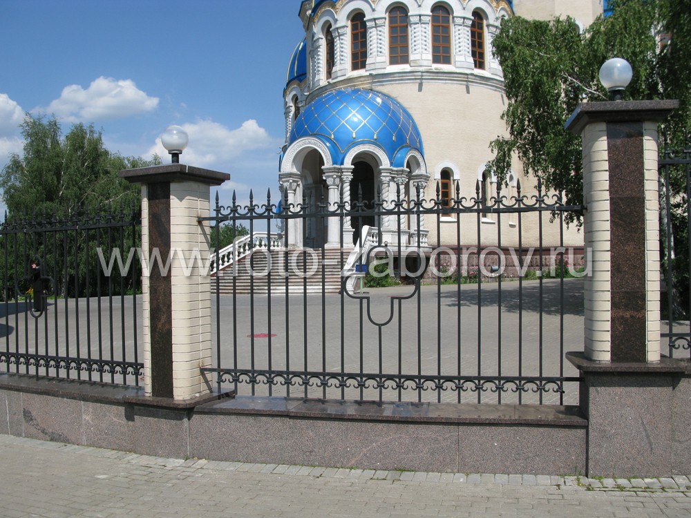 Фото Ковано-литая ограда храма Живоначальной Троицы на Борисовских прудах в Москве - безупречная