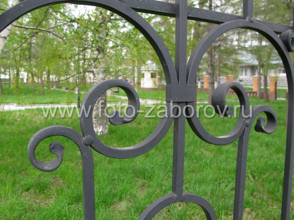Фото Кованая ограда с массивными кирпичными столбами в окантовке из гранитных плит для городского