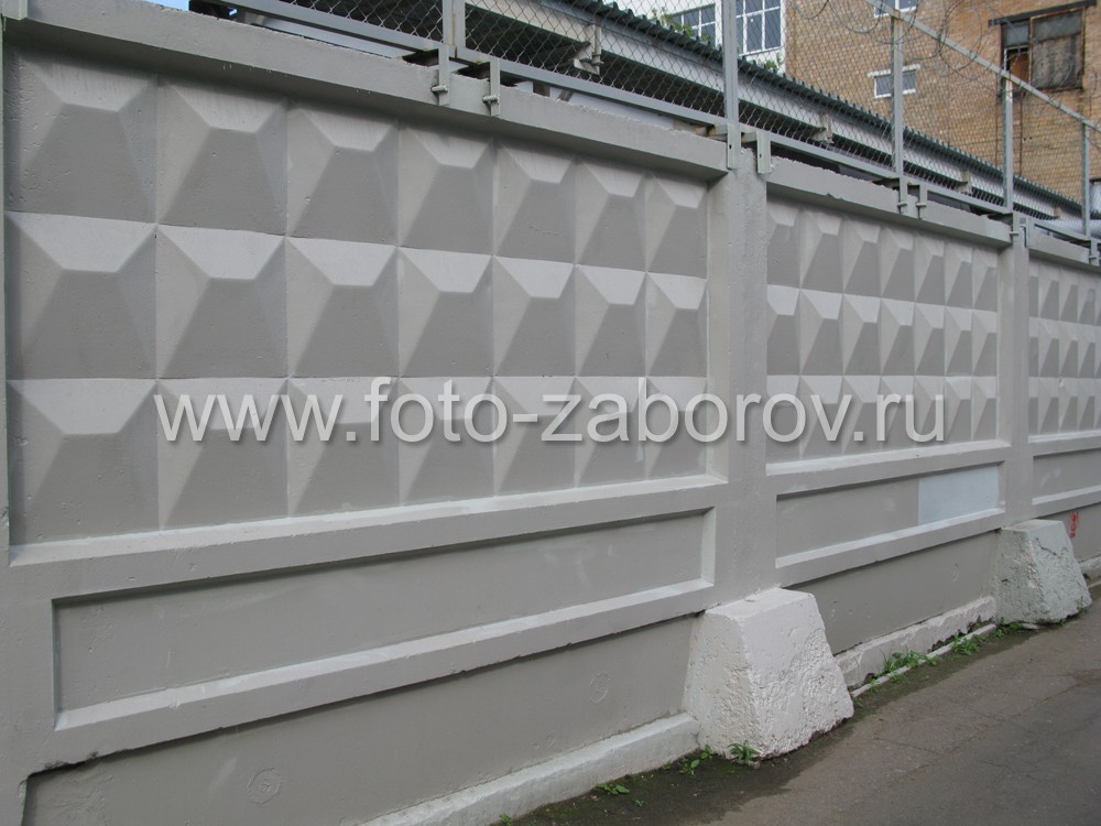 Фото Железобетонный забор с усиленной защитой: экраны из сетки-рабицы и колючей проволоки