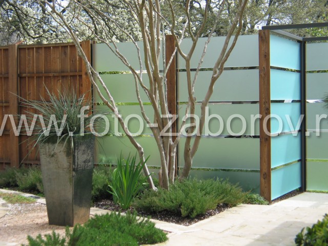 Фото Изящный забор из дерева и матового стекла с горизонтальными просветами. 