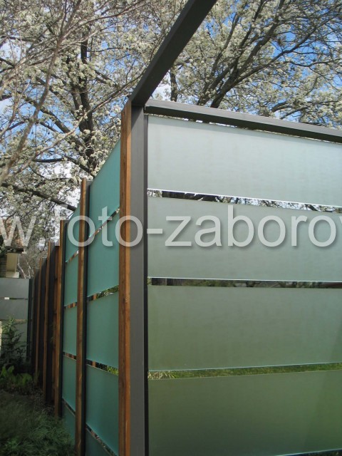 Фото Изящный забор из дерева и матового стекла с горизонтальными просветами. 
