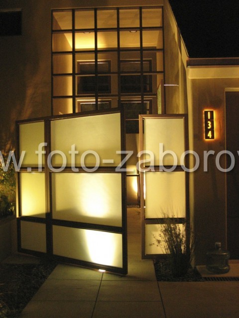 Фото Забор из светопрозрачного материала с внутренней подсветкой. Когда бюджет не ограничен, и уже