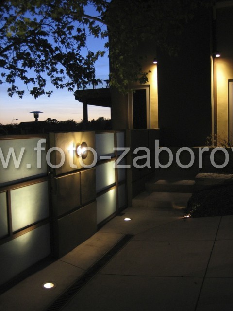 Фото Забор из светопрозрачного материала с внутренней подсветкой. Когда бюджет не ограничен, и уже