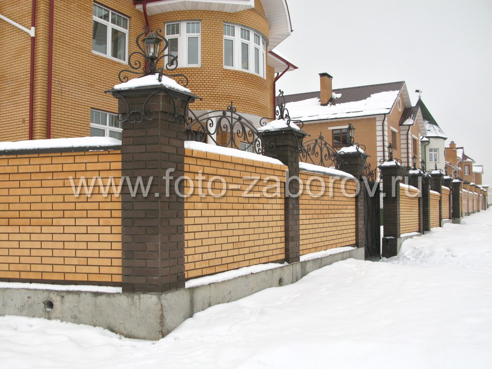 Фото Элитный кирпичный забор на высоким бетонном фундаменте. Надёжная защита нового дома из жёлтого