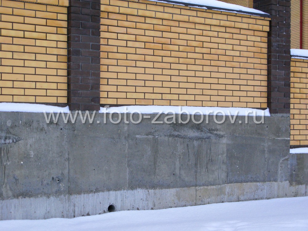 Фото Элитный кирпичный забор на высоким бетонном фундаменте. Надёжная защита нового дома из жёлтого