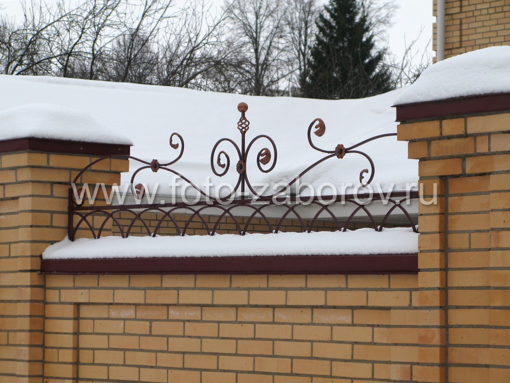 Фото Качественный кирпичный забор с металлическим декором по верху. Кирпичные столбы с кладкой,