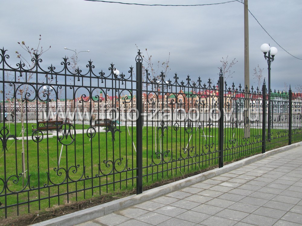 Кованый забор ограждает Итальянский парк - часть архитектурного ансамбля, отстроенного в центре