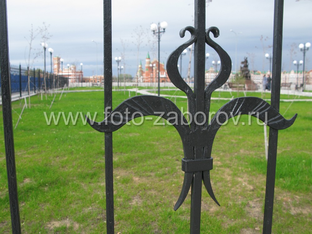 Фото Изящный кованый забор с вензелями ограждает парк на берегу рукотворного Амстердама в