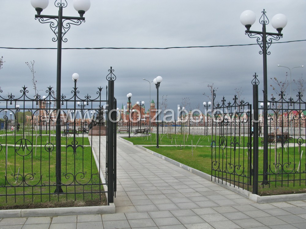 Фото Изящный кованый забор с вензелями ограждает парк на берегу рукотворного Амстердама в